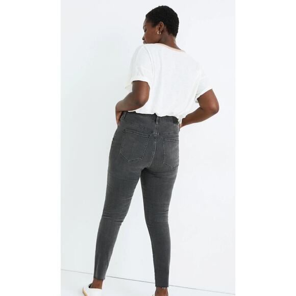 Madewell Petite Curvy High-Rise Skinny Jeans in Black Sea - Picture 2 of 10